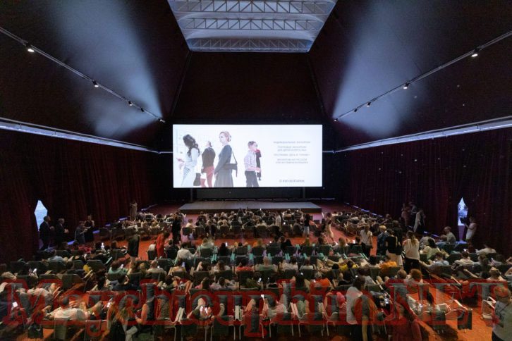 may-chieu-phim-chuyen-nghiep-christie-cp4315-rgb-f-02 may chieu phim chuyen nghiep christie cp4315 rgb f 02